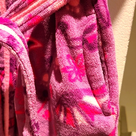 Romeo and Juliet Couture velvet hooded robe - Picture 3 of 4